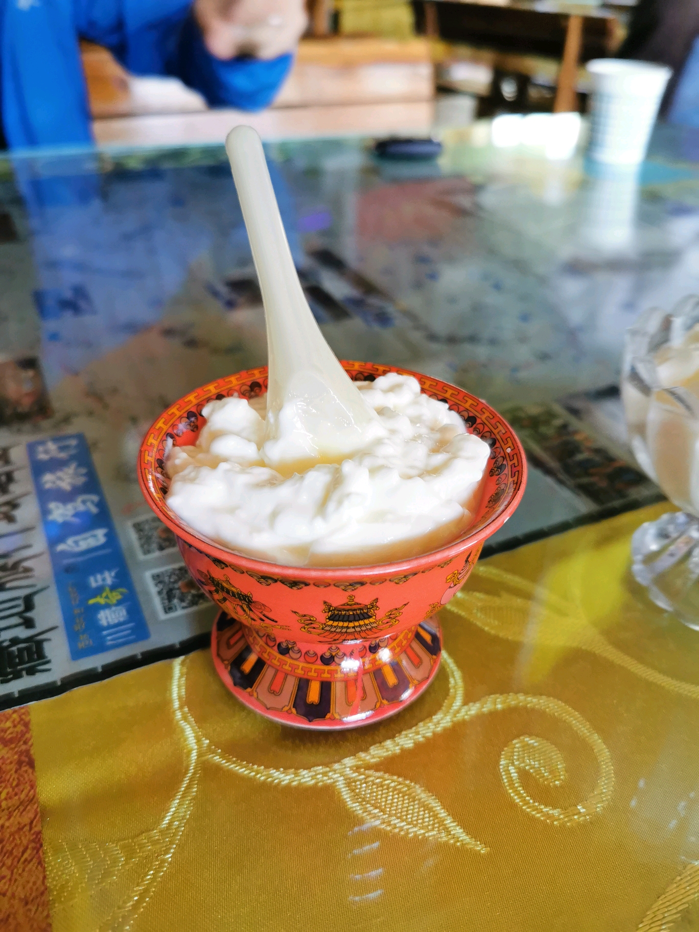 比拉萨的要好入口,值得尝试,这个藏族容器里的酸奶明显是藏餐的感觉