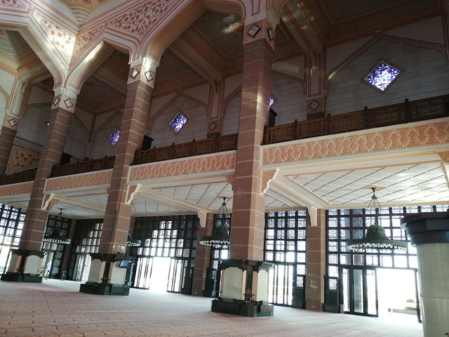 "布城最有名的是粉红清真寺，原名布特拉清真寺，是马来西亚最大的清真寺，外观粉红色因此得名，坐落于..._粉红清真寺"的评论图片