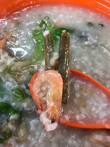 "海鲜粥特别多料，好几种海鲜，虾、蟹、蛏子、生蚝.吃的肠粉，个人感觉口味一般，但是食材还是比较新鲜的_汕尾风车岛"的评论图片