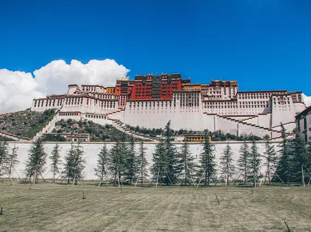 "步入西藏一片圣地，常不禁感叹，身体处在了天堂，而心灵却在地狱_西藏博物馆"的评论图片
