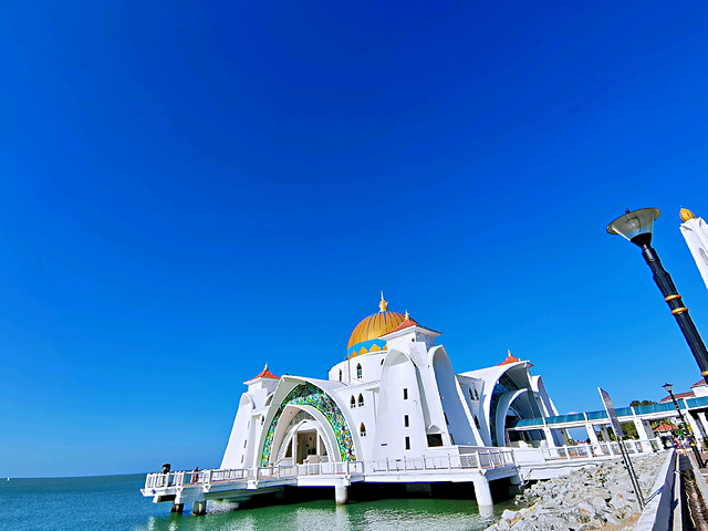 "这是一个中国人非常多的景点，反正我肉眼所见的都是中国人。我们的第一站就是马六甲海峡清真寺_马六甲海峡清真寺"的评论图片