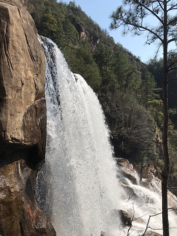 "我们是从山顶一路往下走的，陆陆续续走了四小时才到山脚下，想着那些从下往山爬的人，那得费多少力气呢_天台山大瀑布"的评论图片