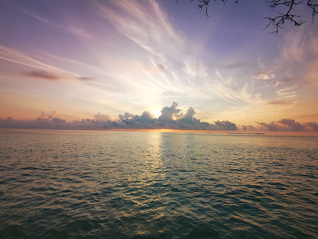 "早上起来看日出，但今天云很大，挡住了太阳。跳岛游就会让人很疲惫所以今天就是一天都在岛上_邦邦岛"的评论图片