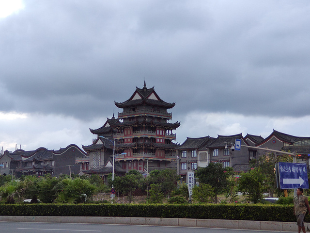 "从高空看三坊七巷那一片密密麻麻都是建筑物，感觉有点小震撼。水榭歌台，这张很有仙气的感觉_三坊七巷"的评论图片