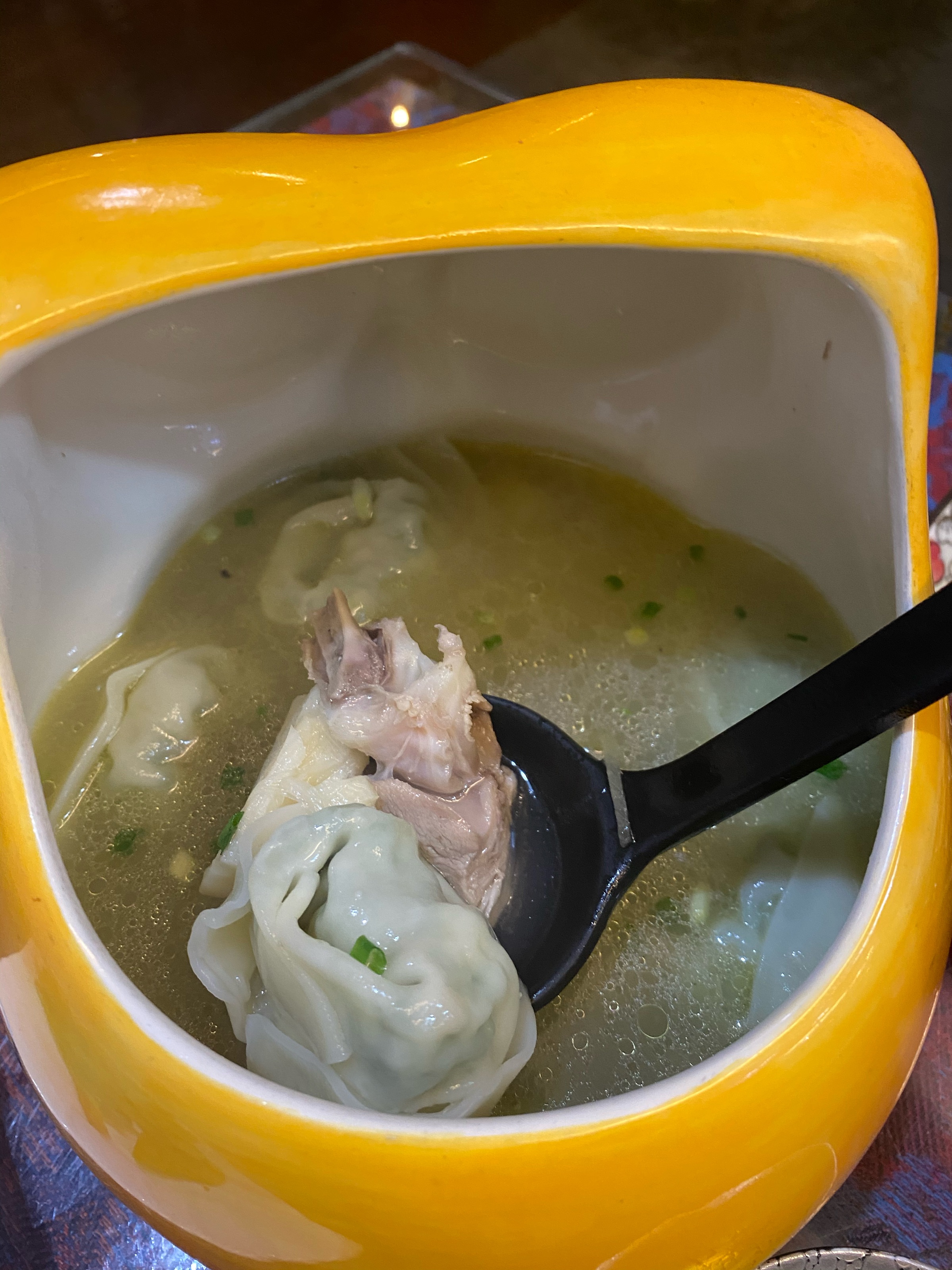 老鸭馄饨,鸭汤味道浓郁,解腻