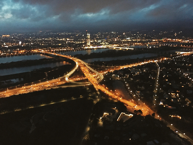 "⚜️维也纳｜游览<多瑙>系列💙蓝色多瑙河·最美城市夜景🌃_多瑙河"的评论图片