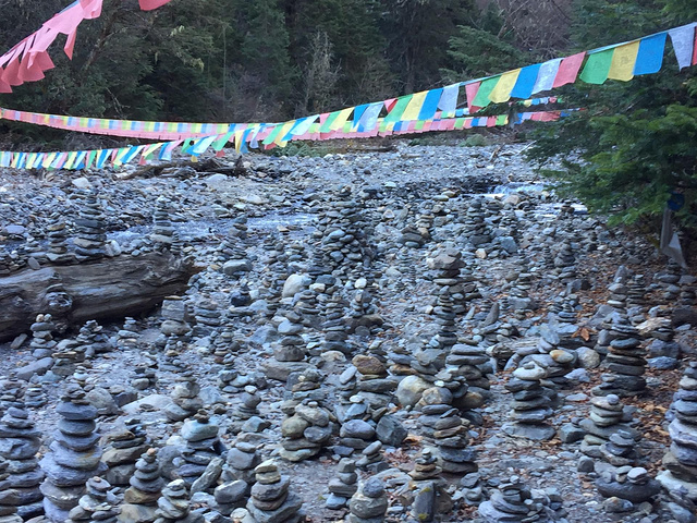 "神瀑是梅里第一圣地，藏民每年在四面八方来到这里，神瀑是必须要来的，每年都要最少来一次，到这里的..._雨崩景区-神瀑"的评论图片