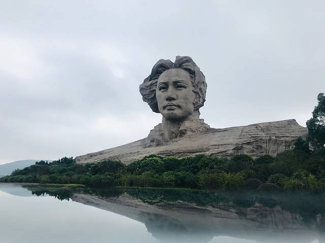 谁主沉浮雕像群