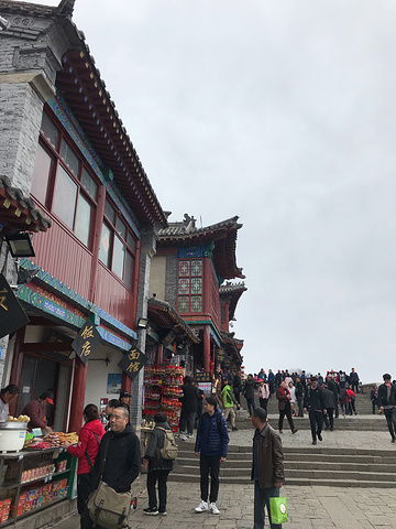 "天街有很多营业的饭店旅店，亦或是纪念品，在泰山接近顶峰的地方，所建立的店铺，运输也一定很辛苦_天街"的评论图片