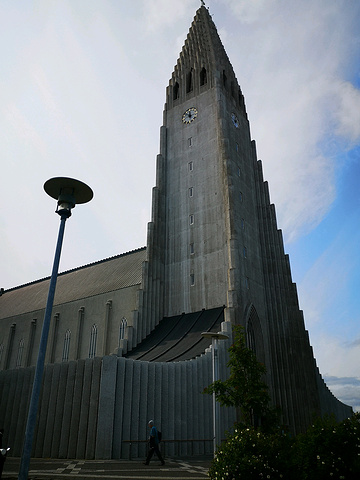 "...，教堂还有一座尖塔，游客可乘电梯升至塔顶，在至高点上一览雷克雅未克的城市风光，是摄影的绝佳地点_哈尔格林姆教堂"的评论图片