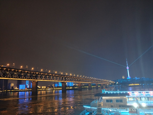 "之后我们又转战武汉长江大桥，觉得来都来了，不看看长江的夜景怎么行，本来还想赶上渡江的船的，可惜太晚了_武汉长江大桥"的评论图片