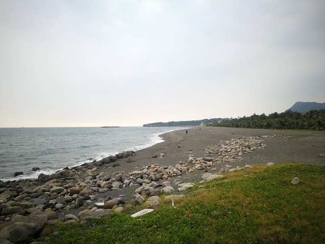 "往海边走，有观景平台，可以眺望附近海岸的风景_旗津海岸公园"的评论图片