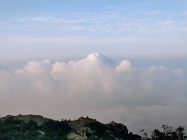 我到的是日观峰看日出看日出有几个地方日观峰瞻鲁台玉皇顶终于看到