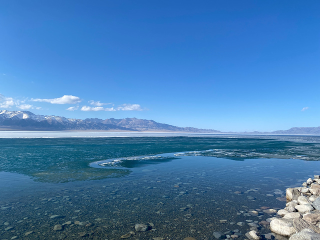 "8点出发赛里木湖，新疆是我国土地面积最大的板块，新疆太大了，景点又离得很远，所以几乎每天的行程..._赛里木湖"的评论图片