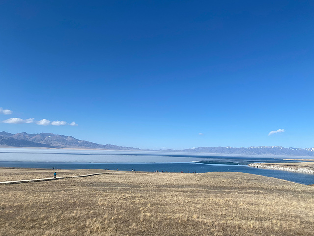 "8点出发赛里木湖，新疆是我国土地面积最大的板块，新疆太大了，景点又离得很远，所以几乎每天的行程..._赛里木湖"的评论图片