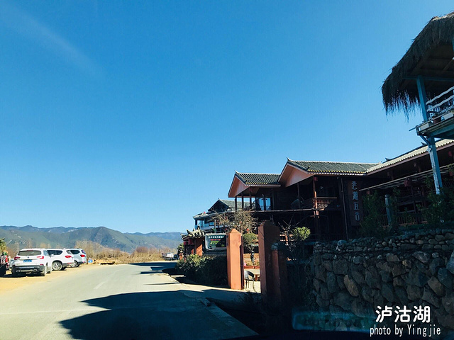 都是木头搭建的,显得很原始,很朴素,也很别具民族特色_竹地村"的