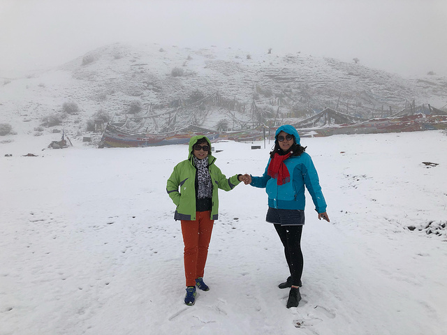 "五月天非常幸运遇到大雪纷飞，忘我欢乐，童心未泯。用完早餐，我们参观了郎木寺。路途中_郎木寺镇"的评论图片