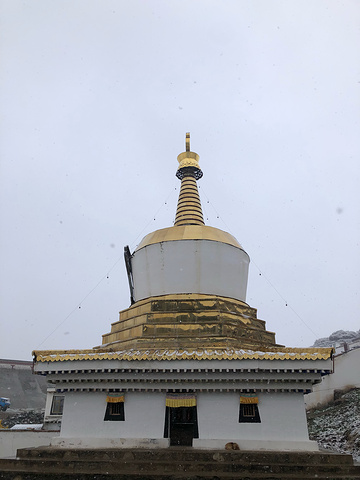 "五月天非常幸运遇到大雪纷飞，忘我欢乐，童心未泯。用完早餐，我们参观了郎木寺。路途中_郎木寺镇"的评论图片