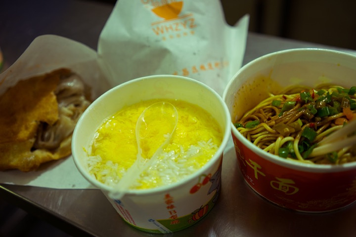 "在武汉啊，吃早饭有个特别的叫法是“过早”，听着就像是在早晨必须要做的事一样。这是谁想出来的点子_武汉"的评论图片