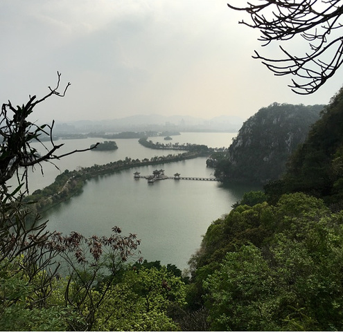 評論詳情 肇慶七星巖景區主要包括了星湖和七座山峰,它們似北斗七星