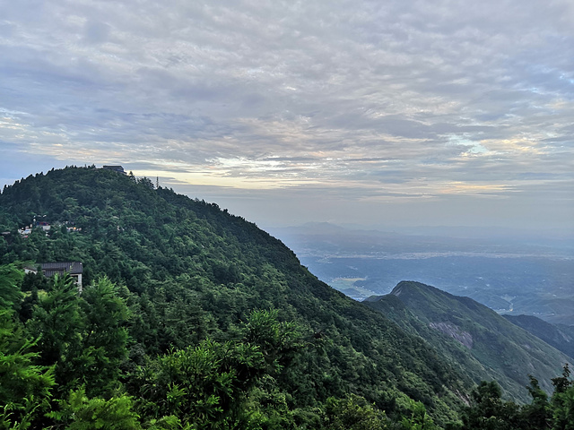 "那就开始徒步下山，看到麻姑仙境，准备去看看。日出🌄没看到，只好顶着大风前往祝融峰。五岳收集中，耶✌_南岳衡山风景名胜区"的评论图片