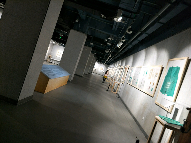 中华儿女美术馆位于厦门市思明区大学路,与鼓浪屿岛隔海相望,毗邻厦门