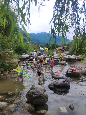 湿地外面的河流才好耍,有人用露营气床垫漂流,水比较浅,超级好玩