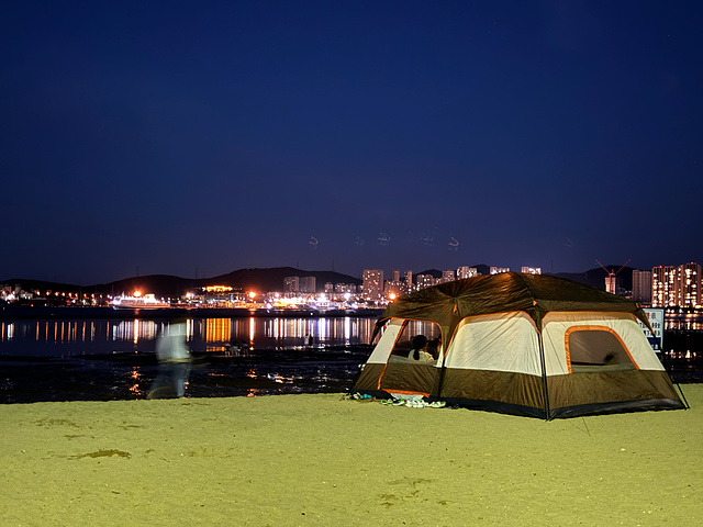 "沿着海岸线继续往前走就到了海上公园 这里有一大片沙滩 还可以搭帐篷 一路上看到了好多巨型的帐篷..._海上公园"的评论图片