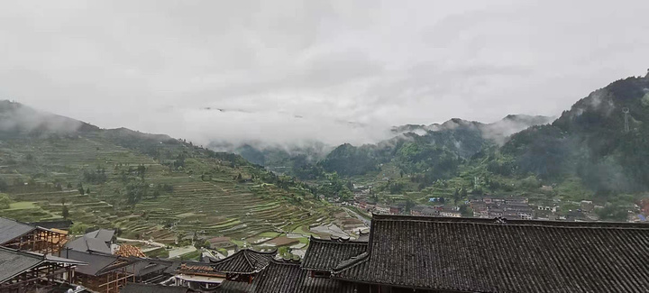 "花房客栈老板推荐的一条隐藏线路，从后山可以走到山顶，看到梯田和老寨全景，再从也东寨下到景区商业..._西江千户苗寨"的评论图片