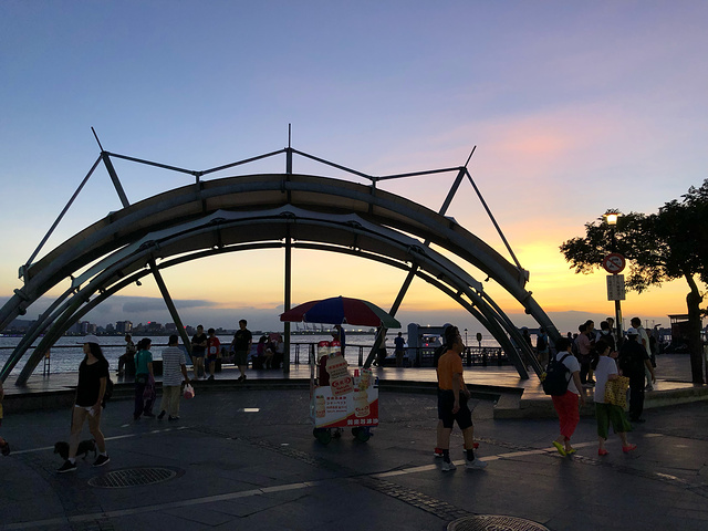 "再次感叹台湾人真的很热情呀，在淡水码头拍霞光，看到一个摄影的爷爷，就聊了起来，交流了好多摄影技..._渔人码头"的评论图片