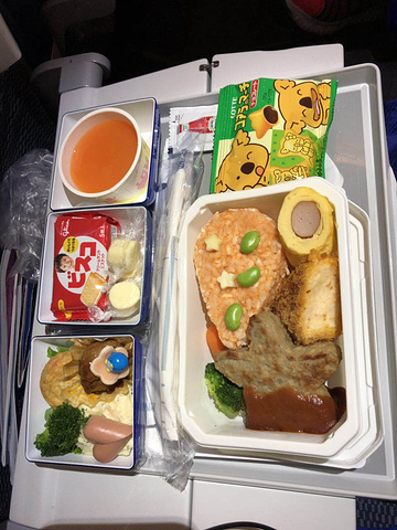 "还好机场吃了饭，飞机上提供的食物实在太难吃了。还买了白色恋人和生巧带给朋友们_羽田机场"的评论图片