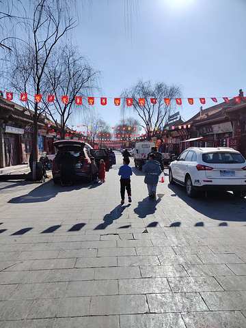 "这应该是古镇里最好的一家饭店了吧，也有住宿，据说菜的口味也不错，可惜没吃上，呵呵_暖泉古镇"的评论图片