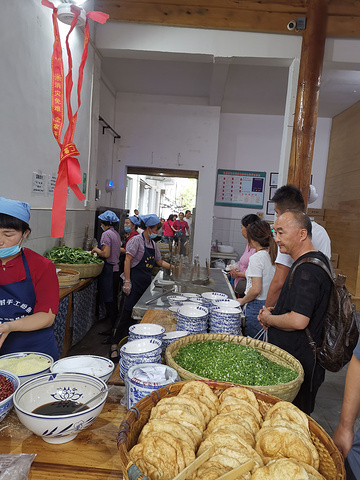 "第二天一早就在袁家村美食一条街找好吃的。袁家村的特色小吃让你流口水。袁家村建筑颇具关中民居特色_袁家村"的评论图片