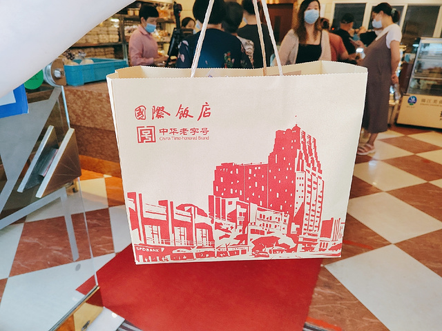 "工作日中午，排队的人比较少_上海国际饭店·帆声西饼屋(黄河路店)"的评论图片