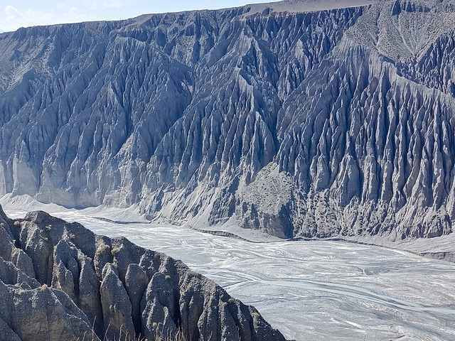 "的颜色，五彩斑斓。独山子大峡谷最引人注目的是两岸断崖上风化的“泥塑”，这些造型神态各异_独山子大峡谷"的评论图片