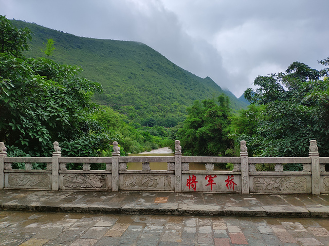 观光车回去的时候会路过将军桥,万峰林特别出名的蛋炒饭集散地,最出名