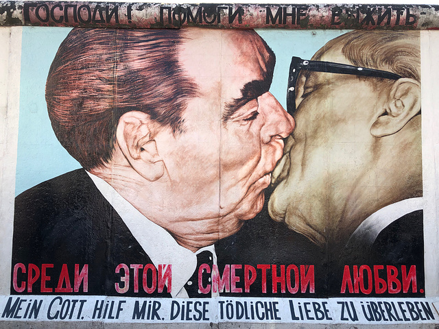 "在 柏林 墙遗址纪念公园里，几乎每迈一步，都能踩上一个人的生_柏林墙东部画廊"的评论图片