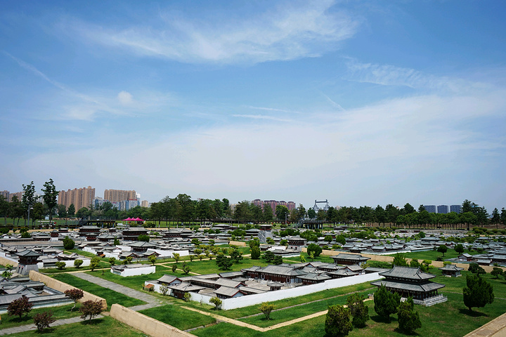 现在面对空空荡荡的大明宫遗址公园自知大明宫昔日的辉煌与荣耀已远今