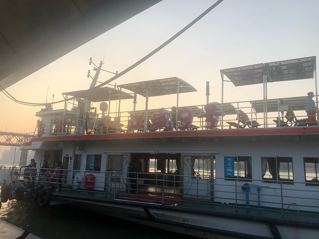 "买的50的观光游船，还能走vip通道，不错！游船夜景_武昌江滩"的评论图片