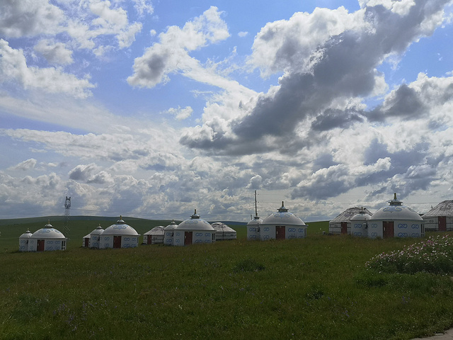 "它以蒙古包群建筑为特色，以展现蒙元文化史为主，娱乐项目有骑马、射箭、篝火晚会等，被评为 AA级..._弘吉刺部"的评论图片