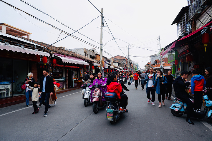 走一走白天的西街,更加的生活化白天的西街更加的生活,人更多,更热闹