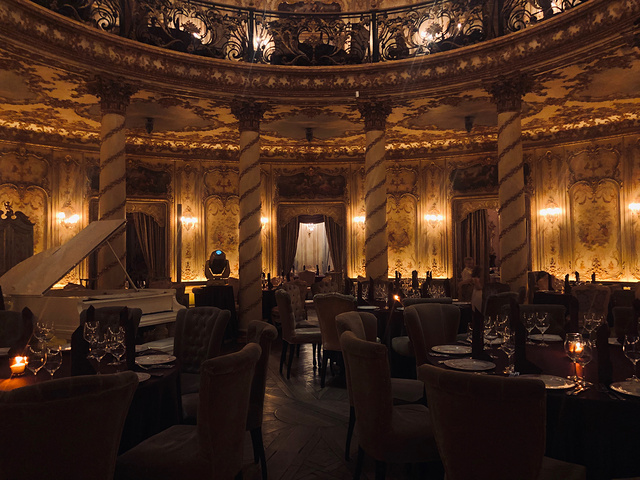 "后面决定来吃图兰朵餐厅，米其林一星餐厅⭐，古典宫廷风格，这装修是斥巨资打造出来的，环境十分舒适..._Turandot Restaurant"的评论图片