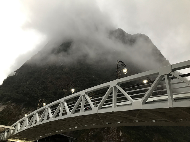 "随后盘山路蜿蜒而上，来到遗址。加上下雨天，雨大的时候，路面上的雨水流成了河。烟雾缭绕着周围的山峰_马丘比丘"的评论图片