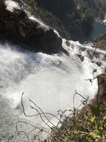 "我们是从山顶一路往下走的，陆陆续续走了四小时才到山脚下，想着那些从下往山爬的人，那得费多少力气呢_天台山大瀑布"的评论图片