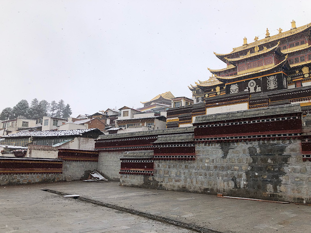 "五月天非常幸运遇到大雪纷飞，忘我欢乐，童心未泯。用完早餐，我们参观了郎木寺。路途中_郎木寺镇"的评论图片