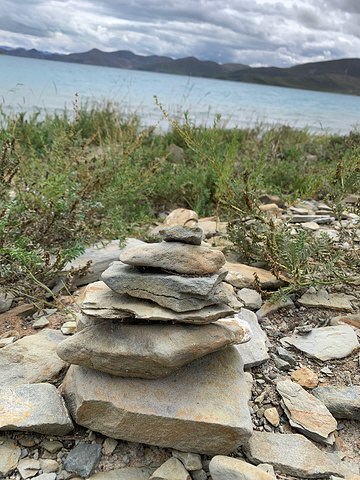 "此外，在拉萨有很多旅行社组织1日游前往羊湖。门票：免费·与玛旁雍措、纳木措并称西藏三大神湖。交通_羊卓雍措"的评论图片