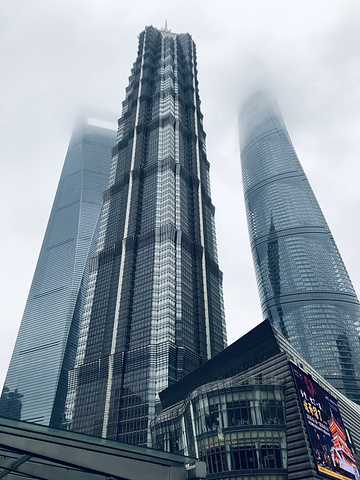 "最有名的是陆家嘴“三件套”，分别是上海中心，环球金融和金茂大厦，还有最有名的东方明珠，很多来上..._陆家嘴"的评论图片