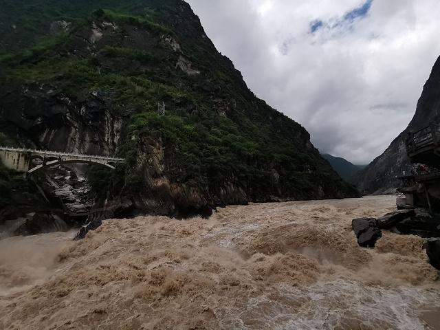 现有"五岭逶迤腾细浪,乌蒙磅礴走泥丸"古有"乱石穿空,惊涛拍岸,卷起千