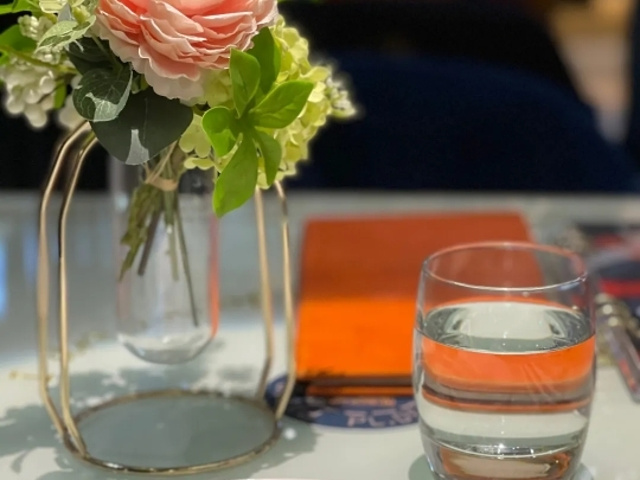 "...高的《向日葵》，处处是明亮的橙黄色，餐桌上还摆放了小盆的向日葵，仿佛走进了梵高的画中，赏心悦目_梵高艺术餐厅Van Gogh SENSES Bistro"的评论图片