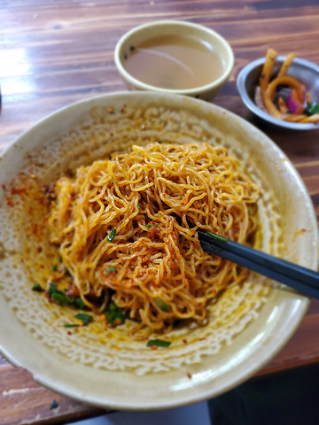 到毕节必须吃的美食.脆哨燃面